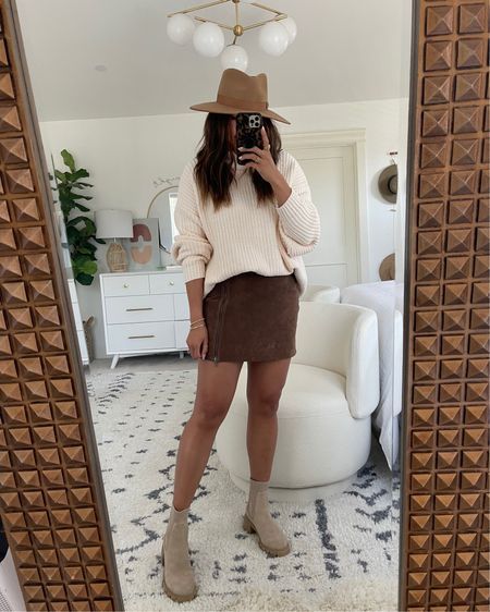 Tan Suede Skirt Outfit, Tan Mini Skirt Outfit, Suede Mini Skirt Outfit, Suede Skirt Outfit, Tan Suede Skirt, Tan Mini Skirt, Nude Skirt, Engagement Shoot Outfit, Mini Skirt Outfit