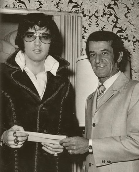 Elvis with Hilton Hotel Executive, Alex Shoofey, presenting Elvis with a check for the end of his January/February 1972 Las Vegas engagement. Elvis On Tour, Las Vegas Engagement Photos, Vegas Engagement, Elvis Collectors, Las Vegas Engagement, Las Vegas Hilton, Elvis Presley Photos, Priscilla Presley, Hilton Hotel