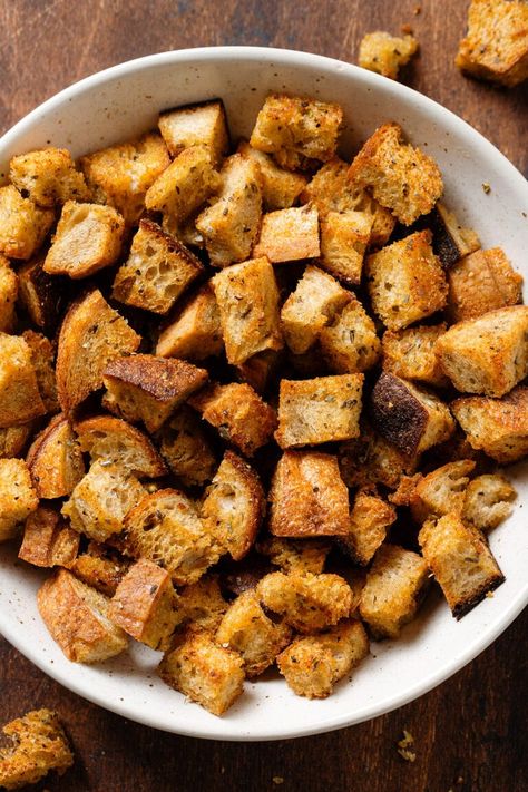 These Sourdough Croutons are crunchy, garlicky, and flavorful. They're great both in soups and salads. They're really easy to make and totally foolproof! Sour Dough Croutons, Salads Easy, Sourdough Croutons, Lemon Blueberry Pancakes, Egg Whites Wrap, Lemon Smoothie, Crouton Recipes, Pineapple Margarita, Breakfast Appetizers