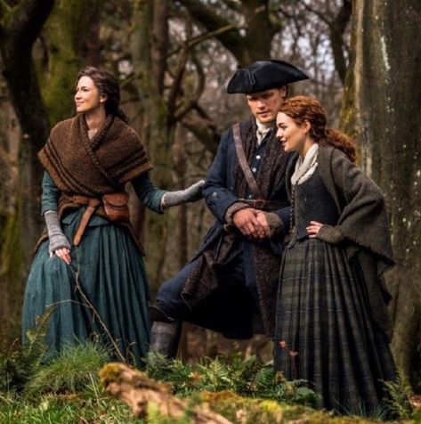 Family Fraser - Season 5 Outlander Costumes, Outlander Season 4, Drums Of Autumn, Outlander Tv Series, Jamie Fraser Outlander, Starz Series, Sam Heughan Outlander, Birds And The Bees, Outlander Book