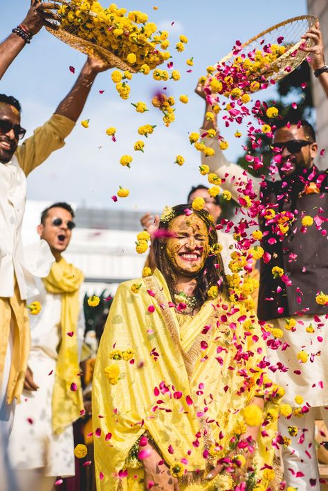 Happy Flower Shower Photos To Make Your Day Brighter! Haldi Photos Ideas, Haldi Ceremony Photos, Pithi Photography, Haldi Ceremony Photography Poses, Bridal Haldi Photoshoot, Flower Shower Wedding, Haldi Shoot Poses, Marriage Ideas Wedding, Haldi Photoshoot Poses