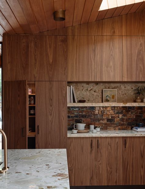 Mid Century Wood Flooring, Artisanal Interior Design, Midcentury Kitchen Ideas, Brick Red Kitchen, Mid Japandi, Wood Wall Kitchen, Mid Century Kitchens, All Wood Kitchen, Warm Modern Kitchen