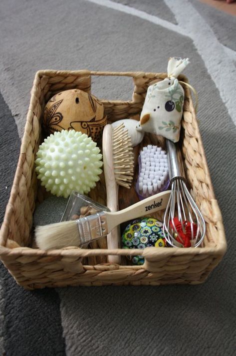 Baby Zintuiglijk, Sensory Basket, Treasure Basket, Baby Montessori, Baby Sensory Play, Baby Play Activities, Baby Learning Activities, Montessori Baby, Baby Arrival