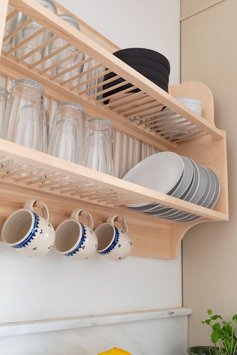 Plate Racks In Kitchen, Bathroom Remodel Plans, Small Crafts, Plate Rack, Regal Design, Diy Kitchen Storage, Custom Plates, Plate Racks, 아파트 인테리어