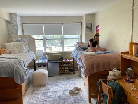 Dorm Room Small Spaces, Dorm Room Ideas Two Beds, Dorm Room Triple, Umich Dorm, Double Dorm Room Ideas, Double Dorm Room, Classy Dorm Room, Dorm Room Ideas Aesthetic, Dorm Vibes