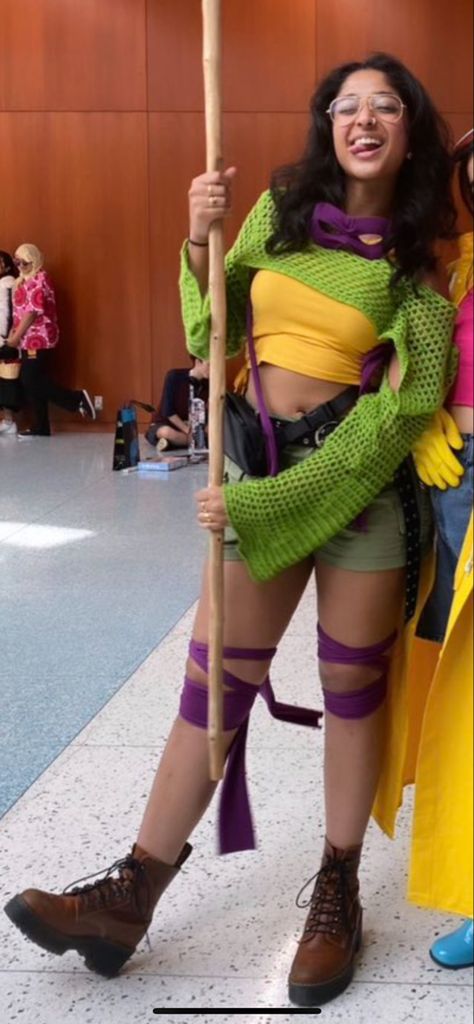 Snitchery Cosplay, Tmnt Group Costume, Ninja Turtle Cosplay, Tmnt Costume Women, Tmnt Inspired Outfits, Parrot Costume Diy Women, Tmnt Halloween Costumes, Cartoon Characters Halloween Costumes, Ninja Turtles Cosplay