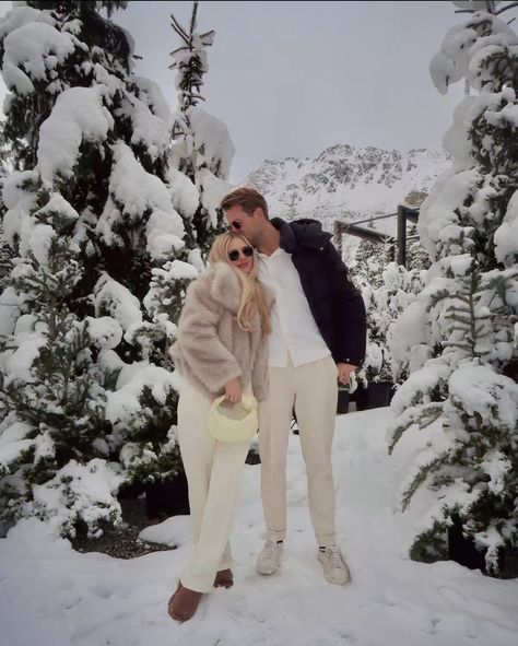 Winter Couple Pictures, Snow Outfits For Women, Winter Vacation Outfits, Christmas Couple Pictures, Snow Photoshoot, Creative Fashion Photography, Snow Trip, Winter Photoshoot, Winter Engagement Photos