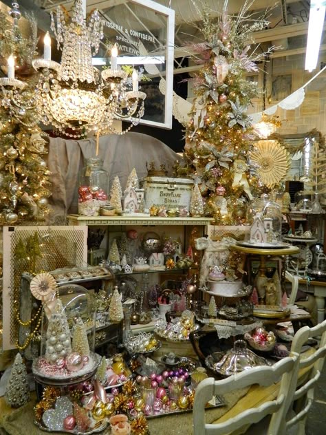 Antique Shop Christmas Display, Sparkle Decor, Vintage Booth Display, Antique Booth Displays, Christmas Booth, Antique Booth Ideas, Vintage Booth, Booth Display Ideas, Booth Decor