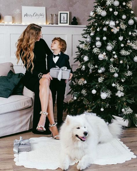 Elegant Christmas Family Photos, Black And White Christmas Photoshoot, Glam Holiday Photoshoot Family, Family Holiday Photos Outfits, Holiday Photos Outfits, Christmas Photos Outfits, Family Photo Outfits Winter, Family Christmas Photos, Christmas Baby Pictures