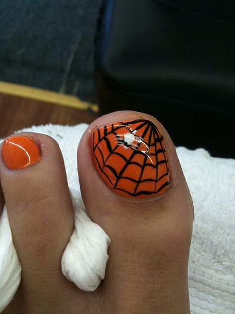 Halloween pedicure (these will be especially fun with the nail art pens that Santa is bringing us this year!) Halloween Pedicure, Halloween Toe Nails, Halloween Toes, Fall Toe Nails, Fall Pedicure, Pedicure Colors, Cute Halloween Nails, Pedicure Designs, Halloween Nail Designs