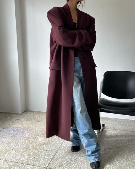 Build a timeless, everyday wardrobe with the new easy, oversized Hampton coat. Now available in two colors. #TheFrankieShop #FrankieForAll #FrankieGirl Maxi Coat Outfit, Oversized Coat Outfit, Long Coats For Women, Burgundy Trench Coat, Madrid Outfits, Long Coat Outfit, Maroon Jacket, Full Length Coat, Trench Coat Outfit