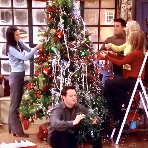 Christmas Pop Culture, Christmas In Tv Shows, Friends Tv Christmas, Christmas In Movies, Friends Christmas Wallpaper, People Decorating Christmas Tree, Christmas Movie Aesthetic, Celebrity Christmas, Tis The Damn Season