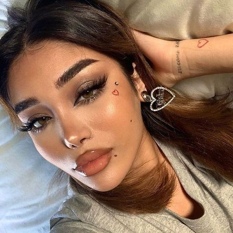 Edgy Cute Tattoos, Women’s Face Tattoo, Microdermal Piercing Face, Tiny Face Tattoos For Women, Cute Face Tats, Piercing No Rosto, Cute Face Tattoos, Pretty Face Tattoos, Face Dermal Piercing