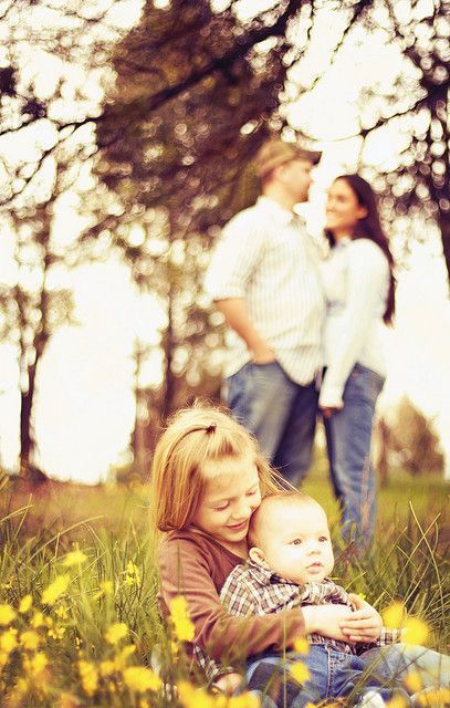 foreground to back Spring Family Pictures, Family Portrait Poses, Fall Family Photo Outfits, Outdoor Family Photos, Family Picture Poses, Photography Poses Family, Family Photo Pose, Fall Family Pictures, Spring Family