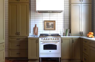 Emily Henderson Kitchen, Bronze Kitchen, Craftsman Kitchen, Brown Kitchens, Emily Henderson, Yellow Kitchen, Trends 2023, Style Deco, Kitchen Trends