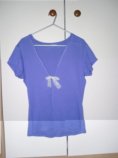 How to recycle a t-shirt into a shrug. T Shirt Into Short Sleeve Cardi! - Step 5 T Shirt Remake, Clothes Lines, How To Recycle, 60 Minutes, Clothes Line, Free Tutorial, Upcycle Clothes, Sewing Clothes, Sewing Hacks