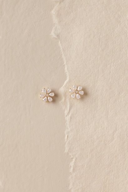 خواتم خطوبة, Small Earrings Gold, Bridesmaid Dresses Formal, Wedding Dresses Bridesmaids, Daisy Studs, Vintage Inspired Jewelry, Gold Jewellery Design Necklaces, Jewelry Design Earrings, Fancy Jewellery