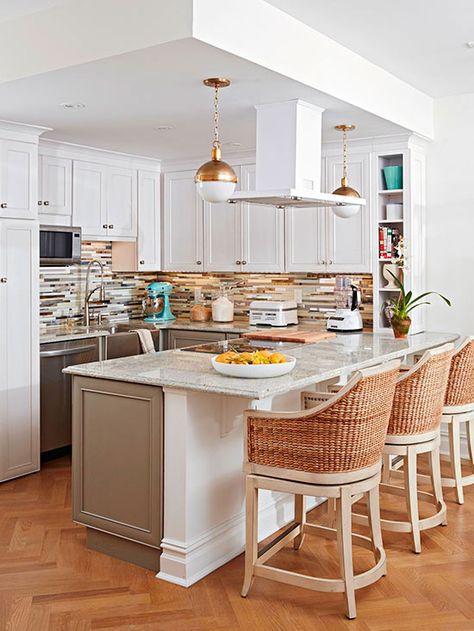 Kitchen Classic Modern, White Upper Cabinets, Model Dapur, Island Hood, Living Room Aesthetics, Transitional Kitchen Design, Transitional Decor Kitchen, Room Aesthetics, Sleek Kitchen