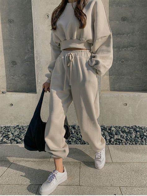 Sweatpants Sweatshirt Outfit, Sweater Pants Outfit, How To Style Sweatpants, Ladies Trouser Suits, Baggy Fashion, Womens Active Wear Outfits, Harajuku Sweatshirt, Winter Collars, Sweater Vest Women