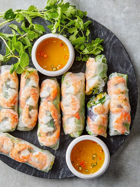 Gluten Free Dipping Sauces, Fresh Mango Recipes, Asian Treats, Rice Paper Wraps, Shrimp Spring Rolls, Asian Meals, Shrimp Rolls, Plats Healthy, Rice Paper Rolls