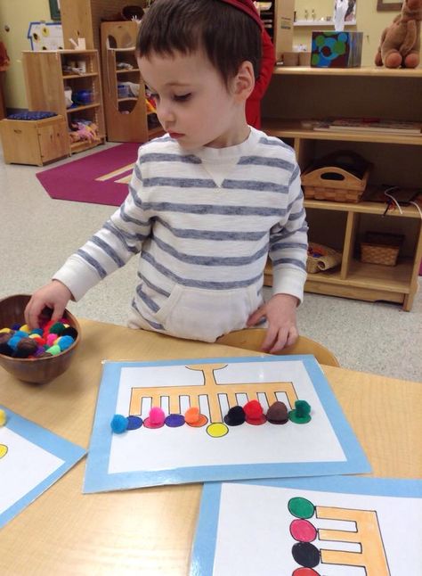 Color matching. Perfect for 2's class. To add fine motor development use tweezers. Chanukah Preschool, Hannukah Activities, Hanukkah Lessons, Hanukkah Activities Preschool, Chanukah Crafts, Hanukkah Preschool, Hannukah Crafts, Jewish Preschool, Hanukkah Game