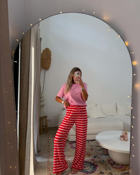 🍋🌸🦋🍒💛 Selfie look in my beautiful mirror @nv.gallery 💘 *publicité #ootd #inspo #outfit #springfashion #springsummer #springoutfit Ootd Mirror Selfie, Ootd Mirror, Look In, Poses Selfie, Beautiful Mirror, Ootd Inspo, Minimalistic Style, Beautiful Mirrors, Inspo Outfit