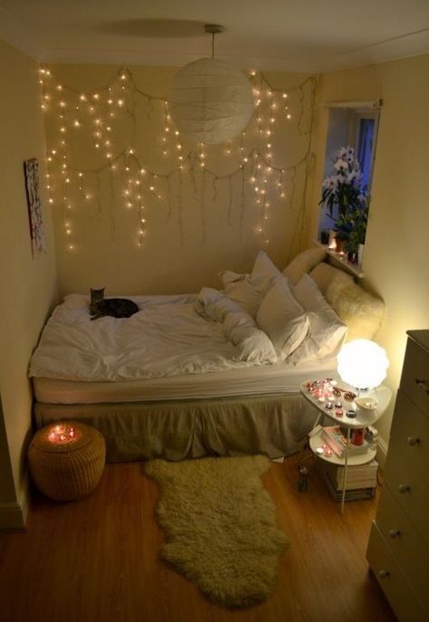 I like it when the bed is totally pushed up against walls. Feels cozy Tumblr Bedroom, Comfy Bedroom, Tumblr Rooms, Room Deco, Christmas Bedroom, Trendy Bedroom, Cozy Room, Room Inspiration Bedroom, Dream Rooms