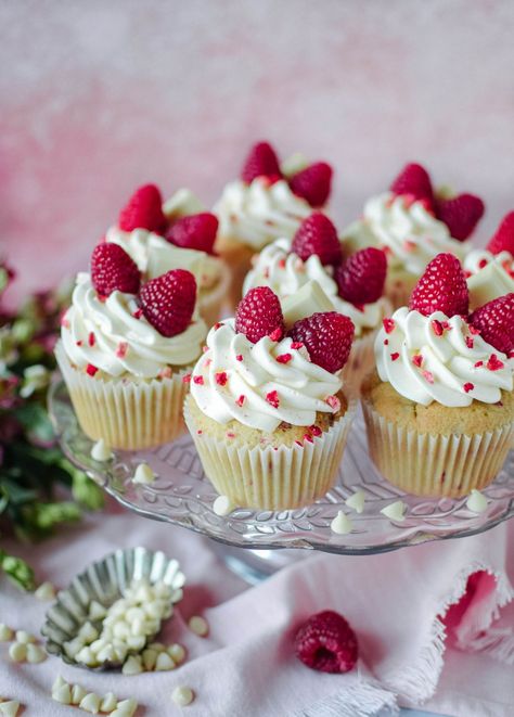 A cake stand filled with raspberry cupcakes Cupcake Fruit Decoration, Raspberry And White Chocolate Cupcakes, Cupcakes Raspberry, Choc Cupcakes, Raspberry And White Chocolate, White Chocolate Cupcakes, Fruit Cupcakes, White Chocolate Frosting, Small Cupcakes