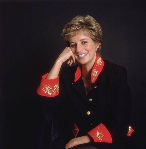 princess diana style 👑 on Instagram: “the iconic ronit zilkha jacket❤️👑” Princess Diana Fashion, Princess Diana Photos, Princess Diana Family, Princes Diana, Diana Fashion, Mario Testino, Alan Rickman, Lady Diana Spencer, Diana Spencer