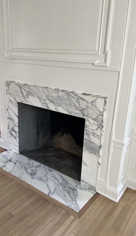 Christmas Mantle Decor Fireplaces, Christmas Fireplace Mantels, Granite Fireplace, Marble Fireplace Mantel, Fireplace Update, Marble Fireplace Surround, Fireplace Facade, Diy Marble, Christmas Mantle Decor