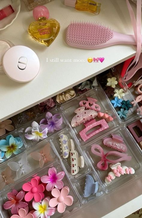 Girly Wishlist Ideas, Hair Clip Organization, Hair Claw Aesthetic, Hair Clip Aesthetic, Claw Clip Collection, Aesthetic Hair Clips, Hair Accessories Collection, Girly Room, Things To Make