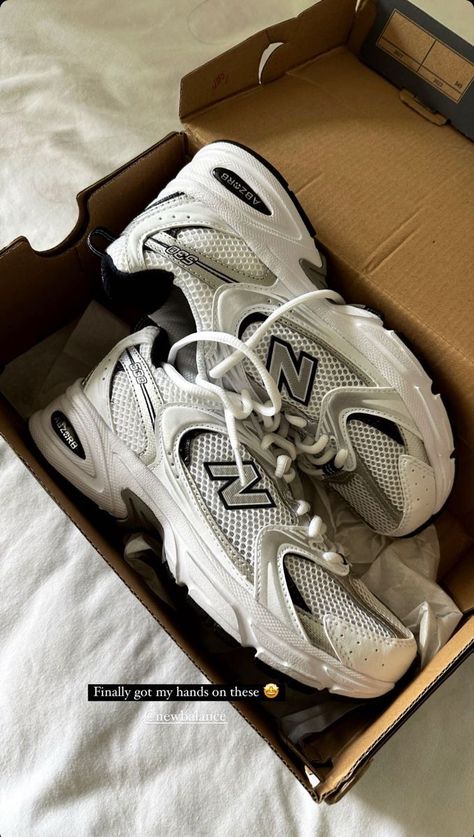 New balance 530s black and white Sneaker New Balance, Stile Hijab, Trendy Shoes Sneakers, Dr Shoes, Twitter Artist, Pretty Shoes Sneakers, Follow Tiktok, Shoe Wishlist, Hype Shoes