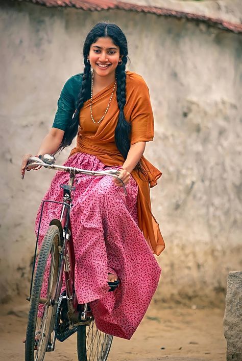 Elegance Wallpaper, Sai Pallavi Hd Images, Human Figure Sketches, Sai Pallavi, Authentic Beauty, Indian People, Village Girl, India Photography, Dp Images