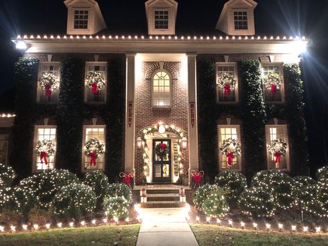 Christmas Front Of House, Colonial Christmas Decorating Outdoor, Classic Christmas Decorations Outdoor, Classic Outdoor Christmas Decorations, Classy Outdoor Christmas Lights, Ny Christmas, Winter Windows, Christmas Wreaths For Windows, Exterior Christmas Lights