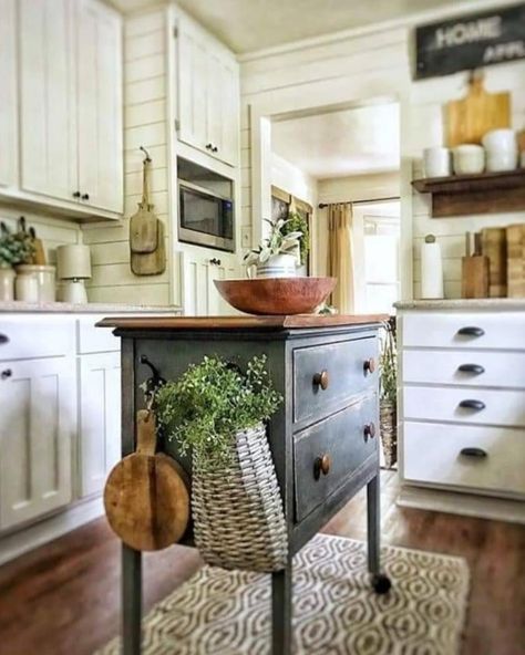 Dream Homestead, Sofa Chesterfield, Farmhouse Kitchens, Cottage Kitchens, Cozy Kitchen, Kitchen Redo, Cottage Kitchen, Farmhouse Kitchen Decor, Kitchen Makeover