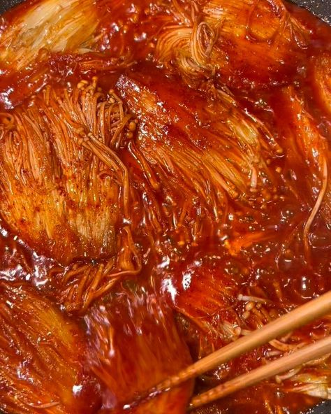 Extremely Spicy Food, Korean Mushrooms, Spicy Enoki Mushrooms, Spicy Korean Food, Enoki Mushroom Recipe, Best Korean Food, Enoki Mushrooms, Food Spicy, K Food