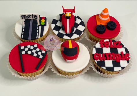 Cupcakes formula 1. Cupcakes casco. Cupcakes carro carreras. Cupcakes pista Formula One Cupcakes, Fast And Furious Cupcakes, Go Kart Cupcakes, Race Car Cupcakes Ideas, Formula 1 Party Decoration, Ferrari Cupcakes, Race Cupcakes, Pastel Formula 1, F1 Cupcakes