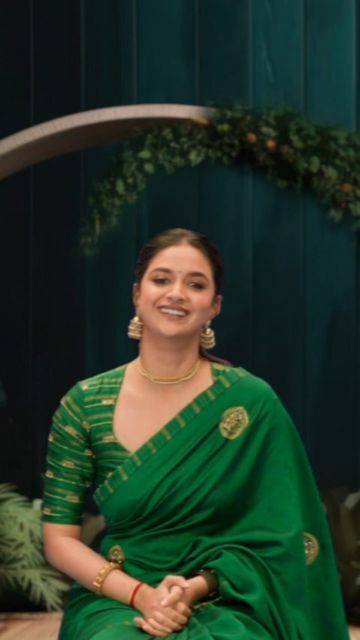 Maggam Work Front Neck Designs, High Back Blouse Designs, Silk Saree Blouse Front Neck Designs, Hi Neck Blouse Designs Latest, Green Sari Look, Parrot Green Blouse Design, Mysore Silk Saree Styling, High Neck Saree Blouse, High Neck Blouses