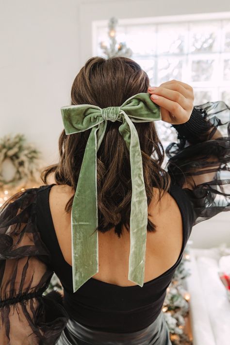 Hair Accessories For Medium Length Hair, Bow Hairstyle For Medium Hair, Velvet Ribbon Hairstyle, Hairstyles For Medium Length Hair Bow, Velvet Bow Hairstyle, Scrunchie Bow Hairstyles, Hairstyles For Medium Length Hair With Ribbon, Adult Bow Hairstyle, Medium Length Holiday Hairstyles