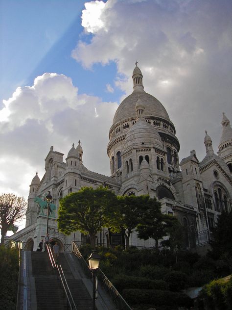 Sacre Coure, In Pursuit of Adventure, Check out one of Paris' best restaurants! Sacre Coure Paris, Spirits Art, Round The World Trip, City Of Lights, Ocean Park, Amazing Spaces, Round The World, Eat Local, Travel Sites