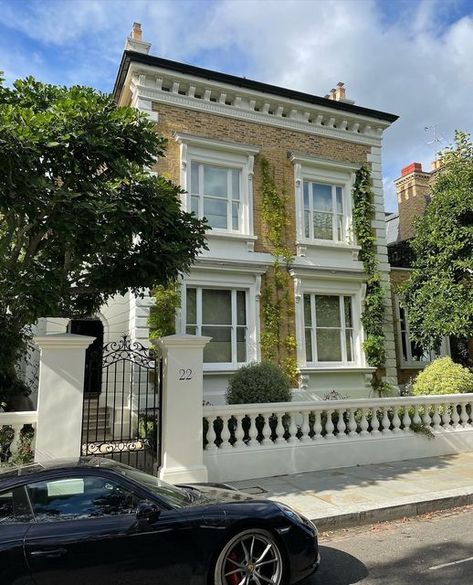 White Picket Fence Ideas, Picket Fence Ideas, Royal Borough Of Kensington And Chelsea, Townhouse Exterior, Apartment Exterior, Fence Designs, London Dreams, London Townhouse, Kensington And Chelsea