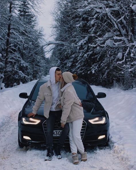 Winter Couple Pictures Aesthetic, Couple Car Photos, Winter Couple Goals, Couple Winter Photoshoot, Winter Couple Photos, Winter Couple Pictures, Couple Photography Winter, Winter Date Ideas, Snow Couple