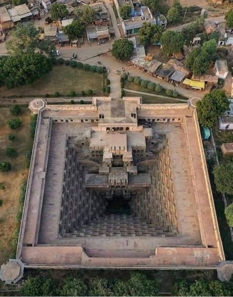 Chand Baori, Indian Temple Architecture, Ancient Indian Architecture, History Of India, Temple Architecture, Indian Architecture, Rajasthan India, Ancient Architecture, Incredible India