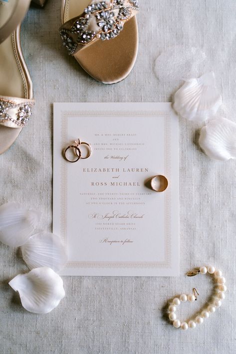 Wedding Accessories Photography, Detail Photos Wedding, Wedding Preparation Photos, Wedding Photography Detail Shots, Theater Wedding, Wedding Photo List, Wedding Portrait Poses, Wedding Details Photography, Modern Wedding Photography