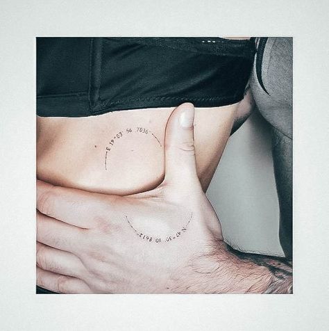 Twin Meaning Tattoo, Country Code Tattoo, Subtle Partner Tattoo, Minimalist Couples Tattoo, Coordinates Tattoo Couples, Latitude And Longitude Tattoo, Connected Tattoos, Gps Coordinates Tattoo, Tattoo Coordinates