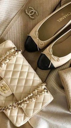 Luxe Handbags, Chanel Outfit, Matching Shoes, Luxury Marketing, Burberry Handbags, Chanel Fashion, Burberry Women, Chanel Black, Chanel Shoes