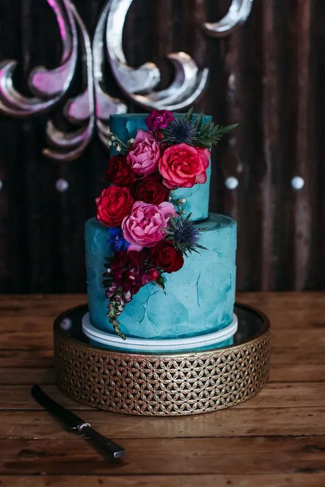 Teal And Pink Wedding Ideas, Dark Teal Wedding Cake, Teal Wedding Cakes, Jewel Tone Wedding Cakes, Pink Flower Decor, Final Cake, Moody Romantic Wedding, Teal Wedding Cake, Blue Wedding Cake