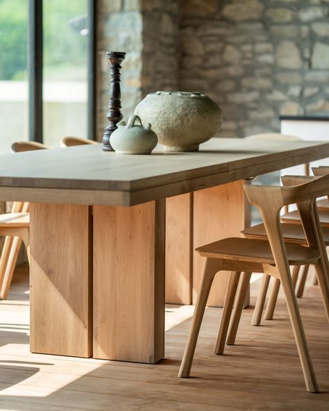 The Double Extendable Dining Table is a successful combination of pure lines and a solid look✨ Kitchen Island Oak, Minimal Dining Table, Ethnicraft Furniture, Circle Dining Table, Big Dining Table, Timber Dining Table, Timber Table, Extending Table, La Rive