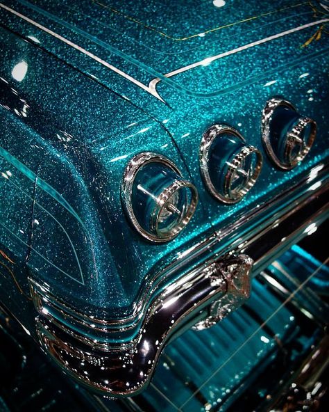 Now I know that "chrome don't get you home"... but I LOVE flake & chrome. Proud of it! Motocykle Harley Davidson, Car Paint Colors, Car Paint Jobs, Custom Cars Paint, Lowrider Cars, Old School Cars, Kustom Kulture, Car Paint, Custom Paint Jobs