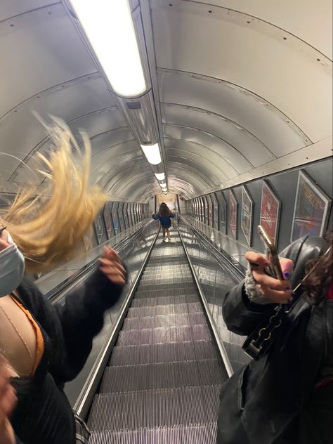 Train Aesthetic London, London Night Out Aesthetic, London Job Aesthetic, Downtown London Aesthetic, London Night Life Aesthetic, Fall In London Aesthetic, London Train Aesthetic, London Date Aesthetic, Shopping In London Aesthetic